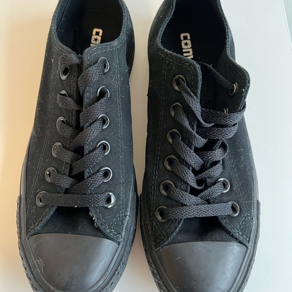 Black Converse Low tops - Picture 2 of 3